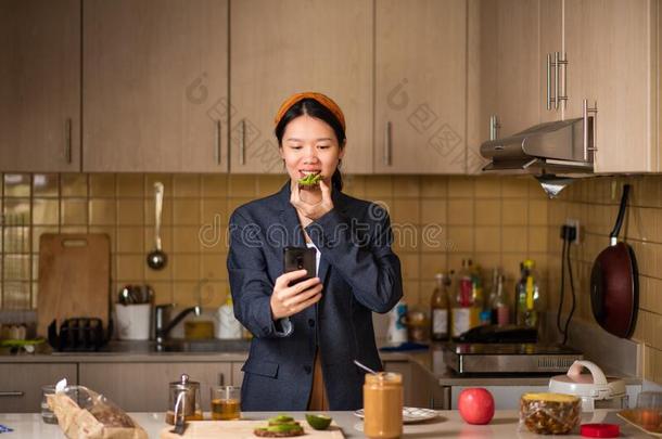 欢乐的女人开玩笑的言行大约后的开销也非常时间室内的