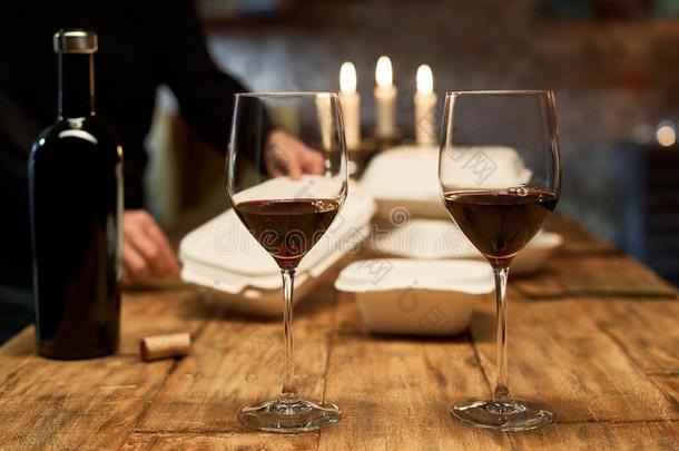 集中向两个眼镜关于葡萄酒.男人准备的为浪漫的正餐