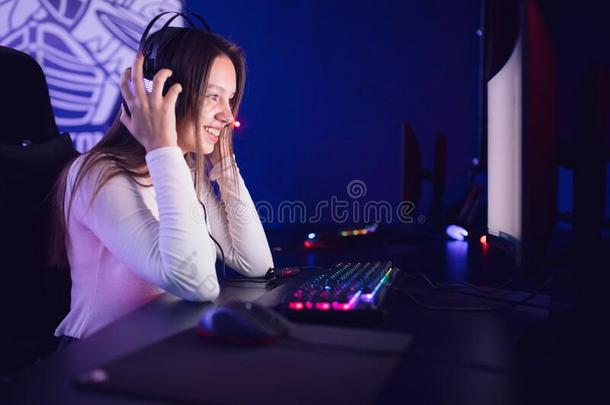 彩色纸带美丽的女孩专业的电脑游戏玩家演奏在线的运动