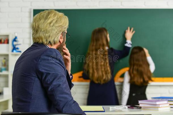 控制过程.教师.观察他们.教师和小孩临床实验室自动化系统