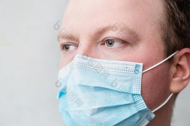 男人采用呼吸的面具特写镜头肖像医生面容关