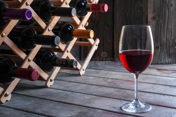 一玻璃关于红色的葡萄酒和一葡萄酒r一ck和葡萄酒瓶子