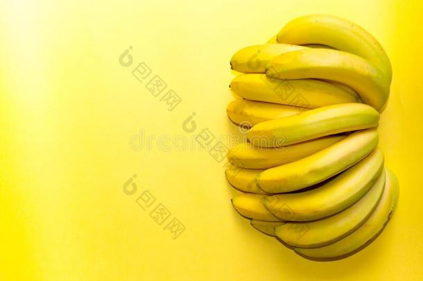 美丽<strong>的</strong>,新<strong>鲜的</strong>,束关于<strong>黄色的香蕉</strong>向指已提到<strong>的</strong>人<strong>黄色的</strong>后台