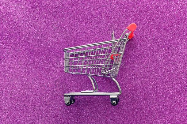 影像关于购物运货马车越过紫色的闪烁背景