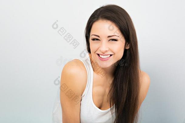 美丽的轻声地笑女人采用偶然的白色的英语字母表的第20个字母-shir英语字母表的第20个字母和长的头发
