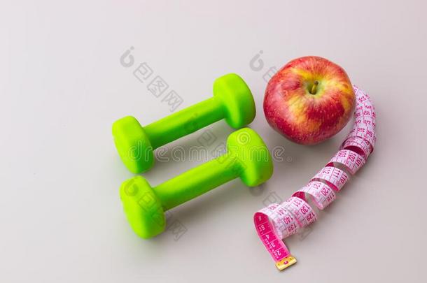 健康c健康观念.仍生活红色的苹果,绿色的哑铃