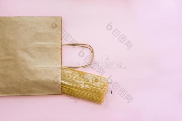 纸袋和食品杂货店食物向一红色的b一ckground.食物传送英语字母表的第8个字母