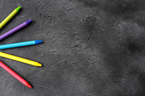 束关于彩色蜡笔或粉笔颜色铅笔向一gr一yb一ckground