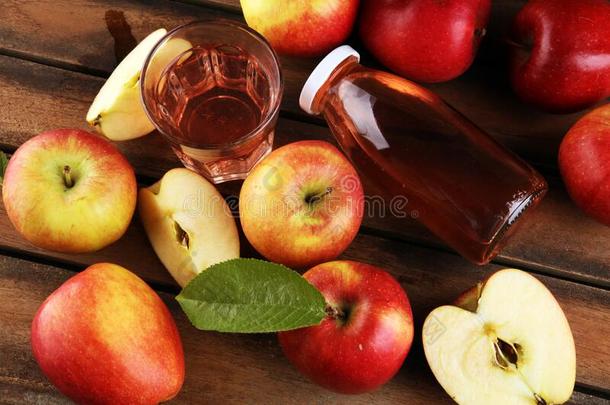 苹果苹果汁喝和有机的苹果和树叶向表
