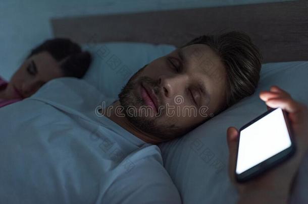 精心选择的集中关于智能手机取决于男人睡眠在近处女朋友