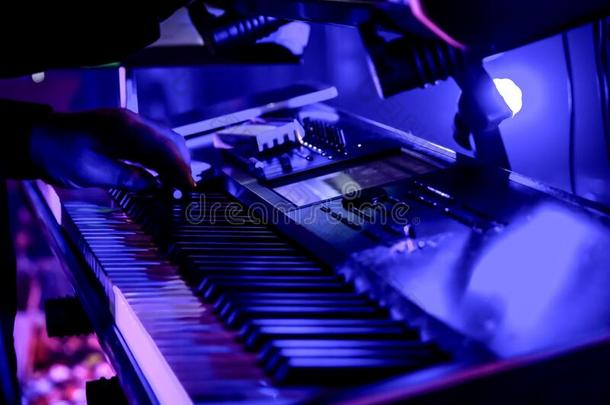 钢琴演员或键盘音乐家perf或ming生存在音乐会对有把握