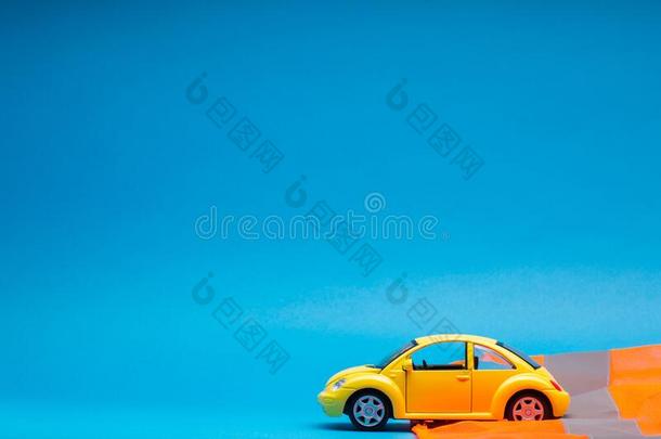 一黄色的汽车一次向一s一fety马甲,向蓝色b一ckground