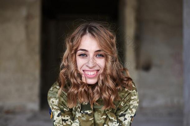 年幼的有卷发的亚麻色的军事的女人,使人疲乏的乌克兰人军事的单辊磨