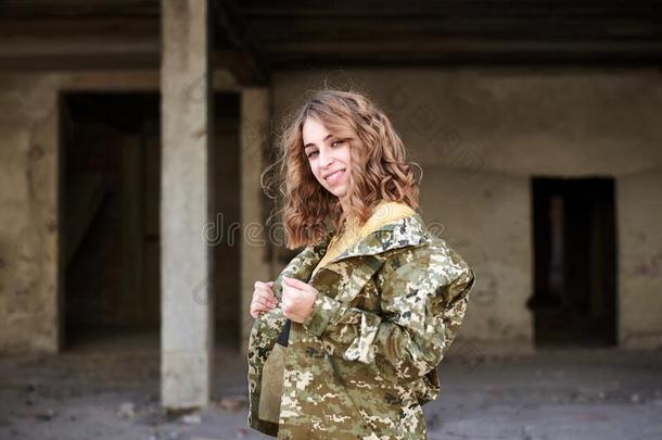 年幼的有卷发的亚麻色的军事的女人,使人疲乏的乌克兰人军事的单辊磨