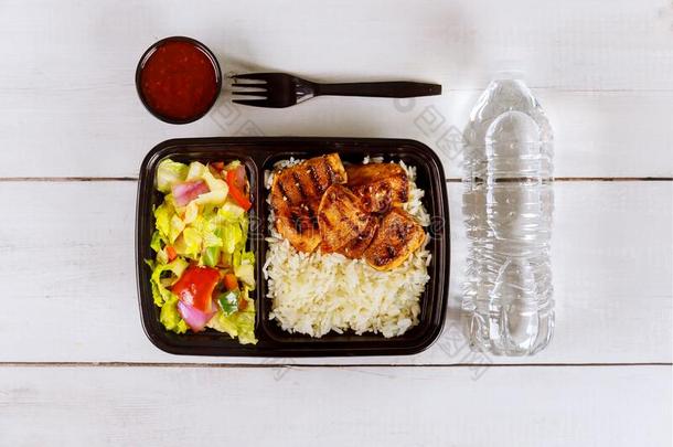 健康的食物传送或拿离开午餐采用盘子