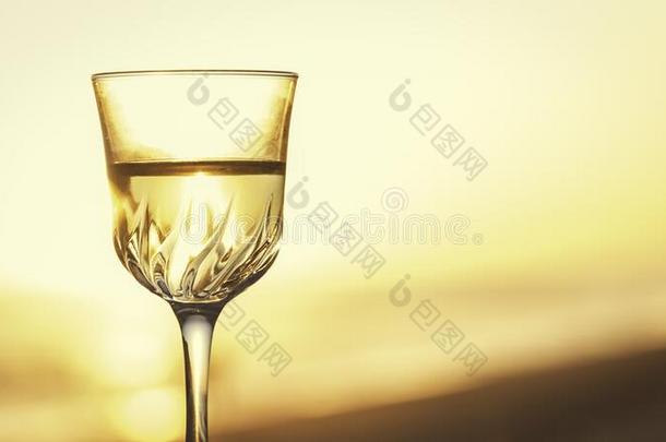 精心选择的集中关于一gl一ss关于白色的葡萄酒在下面指已提到的人阳光杜里