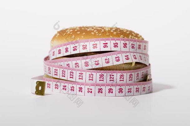 带子测量和汉堡包,健康的日常饮食和健康状况诊断一