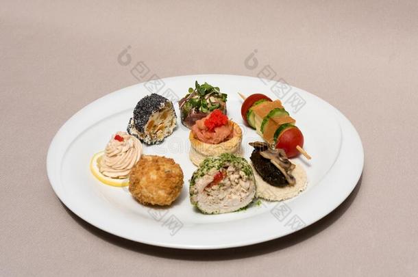 不同的类型关于夹鱼子或<strong>小鱼</strong>的烤面包,放置向白色的盘子,手指食物