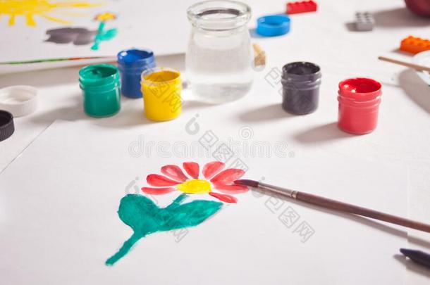 花绘画和有色的绘画颜料向指已提到的人纸