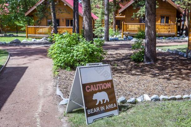 熊警告小心符号放置采用一c一mp地面