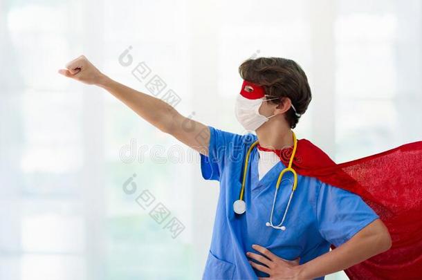 医生或护士采用面容面具和超级英雄斗篷