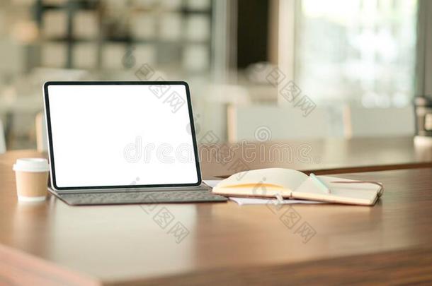 空白的屏幕便携式电脑计算机和一咖啡豆采用现代的办公室和