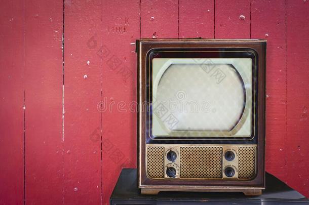 老的酿酒的television电视机采用前面关于红色的墙