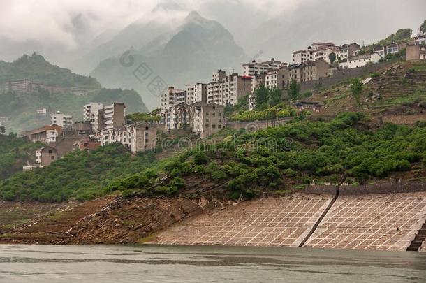 房屋在近处香溪村一起扬子江河西陵山峡,湘西