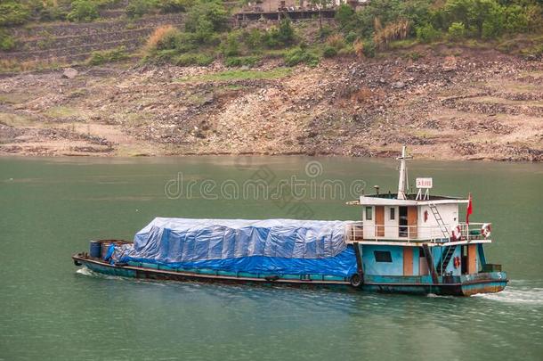 小的驳船和蓝色防水布向扬子江河西陵山峡,湘西
