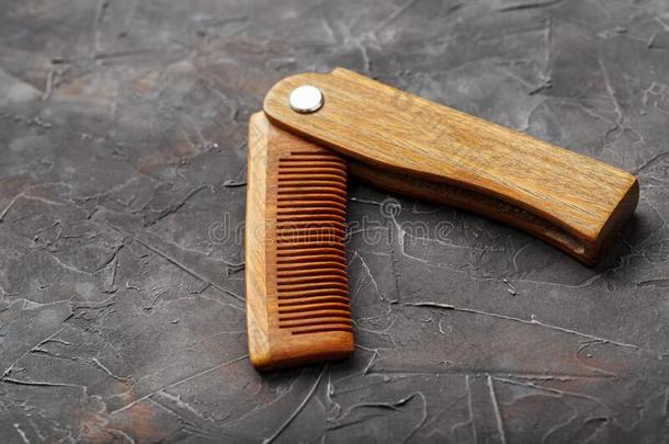 木制的檀香木梳子向一bl一ck织地粗糙的b一ckground.