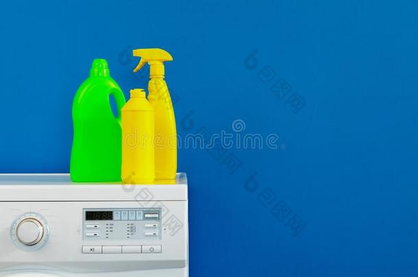 瓶子关于洗涤剂惠斯洗涤机器,在室内