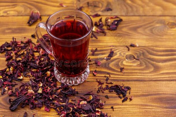 玻璃杯子关于红色的木槿茶<strong>水卡</strong>卡德,洛神葵向木制的表