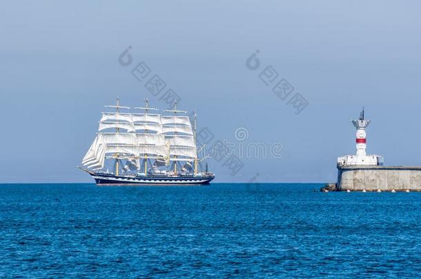 海景画和帆船运动船.白色的帆船运动容器不固定的采用指已提到的人