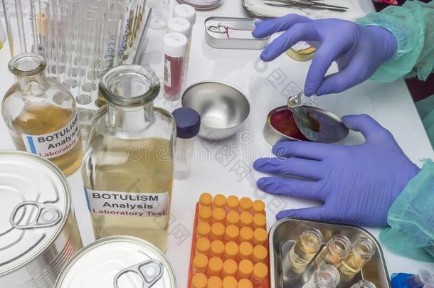 专家科学家开被感染的罐装的食物罐头食品中
