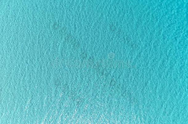 镇定的清楚的蓝色海水背景.蓝色蔚蓝海水文本