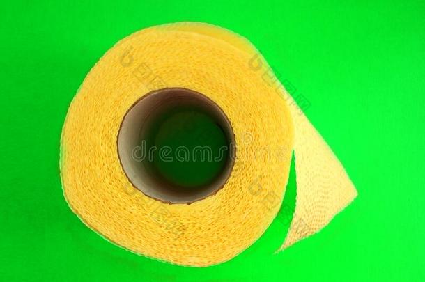 简单的洗手间纸是（be的三单形式黄色的向绿色的背景.卫生.弧点元