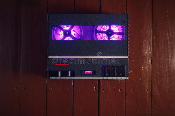 卷轴向卷轴听觉的带子录音机和紫色的带路光剥光