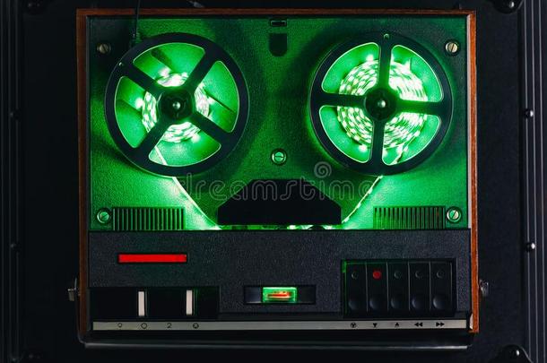 卷轴向卷轴听觉的带子录音机和绿色的带路光剥光