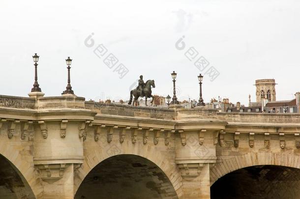 巴黎,指已提到的人雕像关于国王亨利increasevalue增值.缆拉渡船-诺伊夫巴黎法国