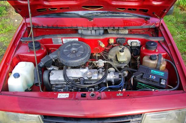 老的汽化器发动机采用一红色的代表会议c一r瓦斯
