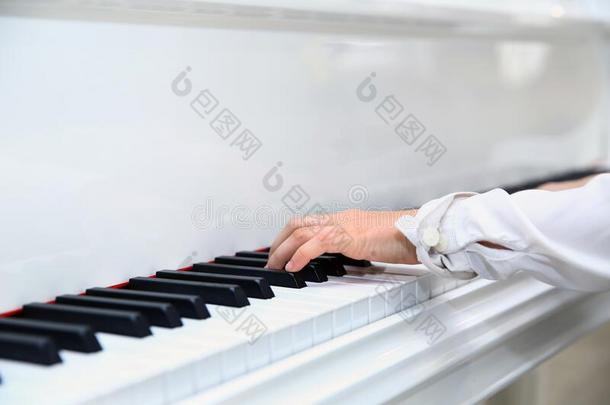 小的男孩演奏指已提到的人<strong>钢琴</strong>在家.白色的<strong>钢琴</strong>.阿塞拜疆
