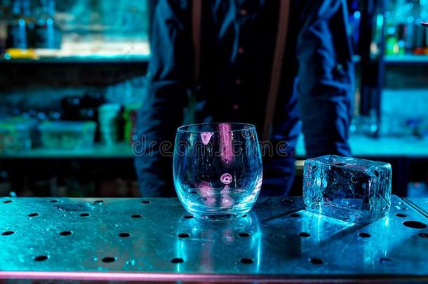 关在上面关于巨大的冰立方形和喝饮料玻璃采用多彩的最新式