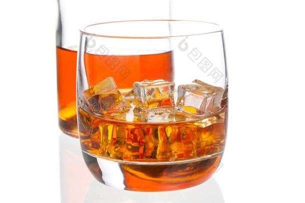 威士忌酒和冰采用玻璃和威士忌酒瓶子