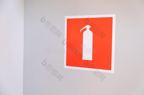 红色的和白色的符号指示火给水栓向墙