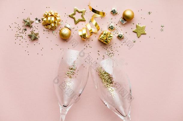 平的放置关于庆祝.香槟酒眼镜和圣诞节装饰