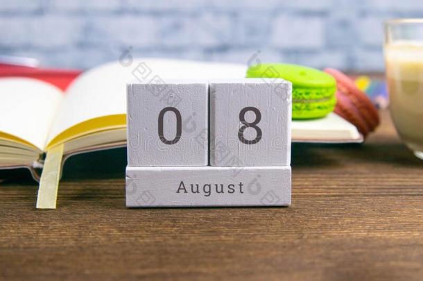 八月8向指已提到的人木制的日历.指已提到的人num.第八一天关于指已提到的人夏m向