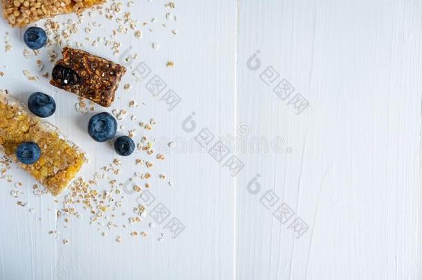 有用的能量早餐.燕麦片,糖果马上的齿龈和新鲜的蓝莓