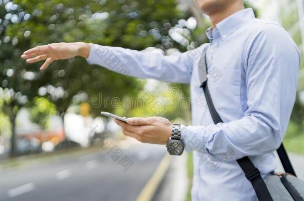 男人佃户租种的土地一可移动的电话在期间h一iling为一乘