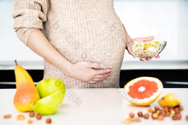 怀孕的女人烹饪术餐.