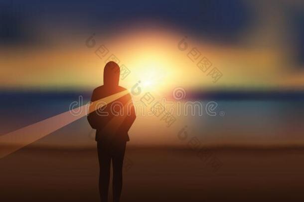 孤独的女孩在日落向指已提到的人海滩